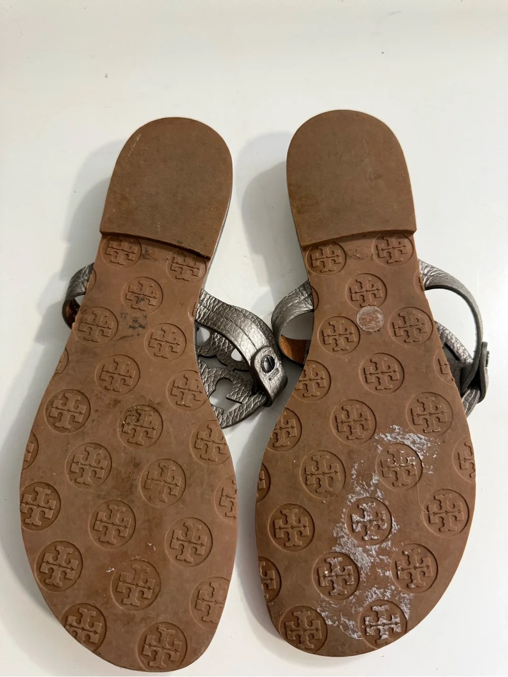 Tory Burch miller Metallic size 8 Pewter Logo Thong Sandals - Picture 7 of 7